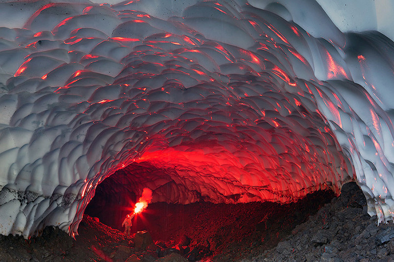 Ледяная пещера возле вулкана Мутновского, Россия