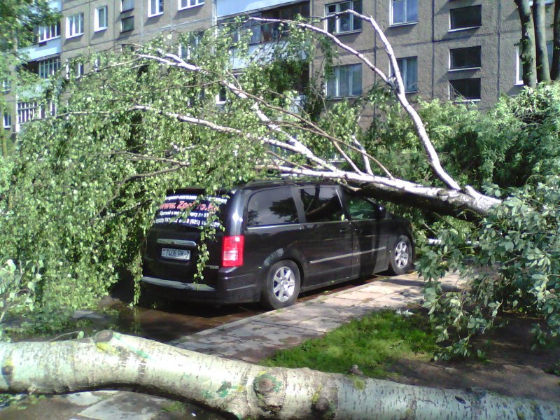 Автомобили, пострадавшие от урагана в Минске