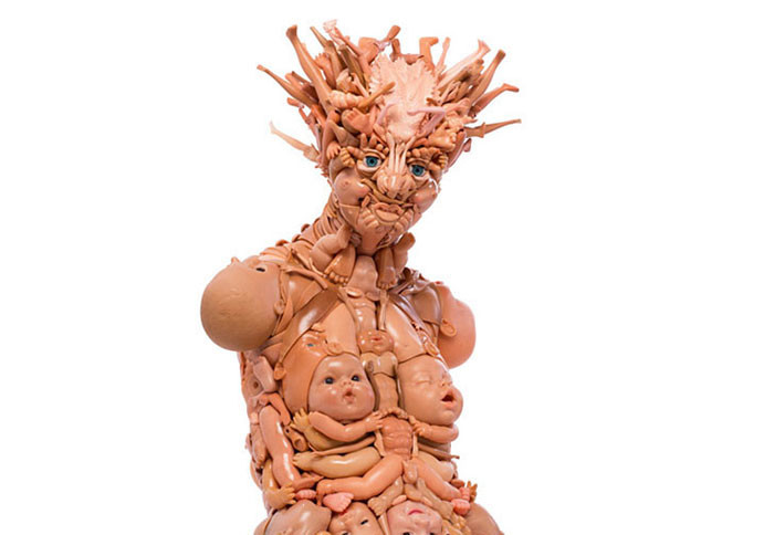 Это вам не игрушки: скульптор создает человекоподобные фигуры из старых кукол