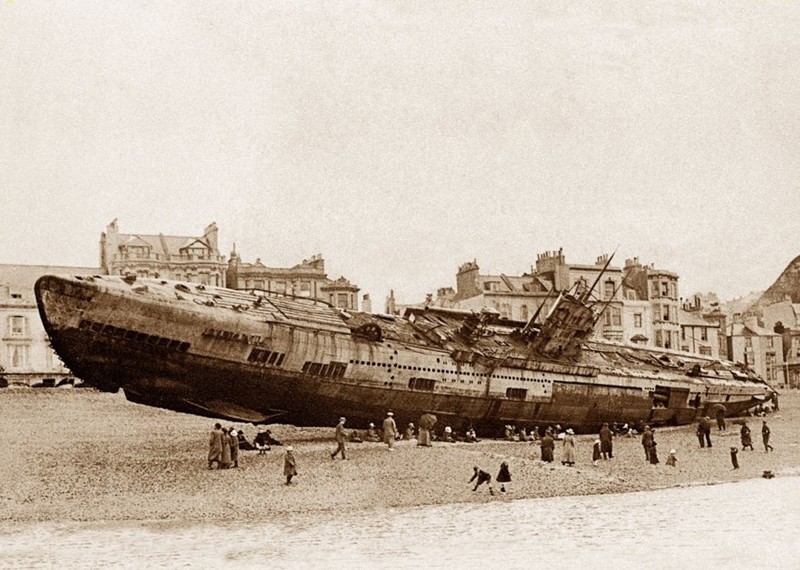 Подводная лодка на пляже