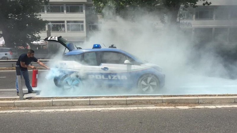 Полицейский BMW i3 сгорел во время службы