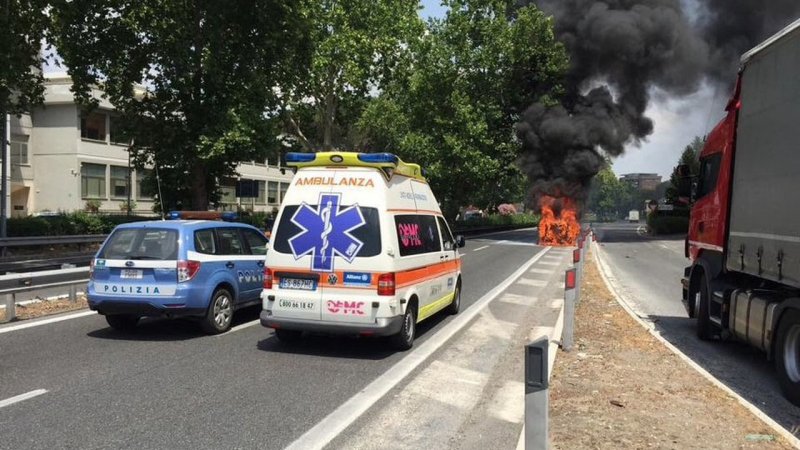 Полицейский BMW i3 сгорел во время службы