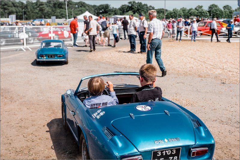Внезапно на дорогу выезжают "игрушечные" машинки с детьми за рулем. Но это не игрушка, тут все по взрослому - это гонки Le Mans Little Big Mans которые проводятся среди детей от 7 до 10 лет на отдельном треке.
