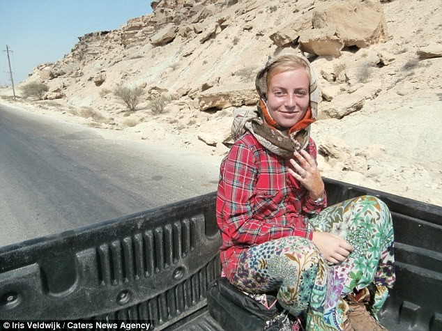Необычным местом путешествия был Иран. Здесь девушка едет в грузовике на иранском острове Кешм автостопом, девушка, путешествие