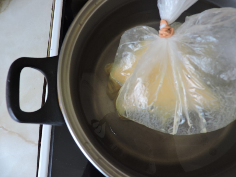 Опустить пакет в кастрюлю с водой ( 1,5 лит воды ) довести до кипения и варить в течении 10 минут