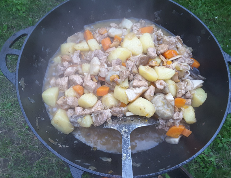 Тушеная картошка с грибами и мясом в казане