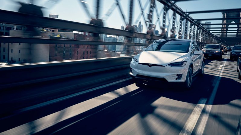 За рулем сверхсовременной Tesla Model X в Нью-Йорке
