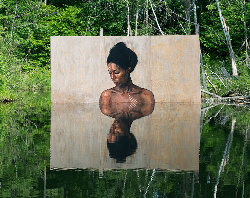 Художник рисует потрясающие картины у воды, стоя на доске для серфинга