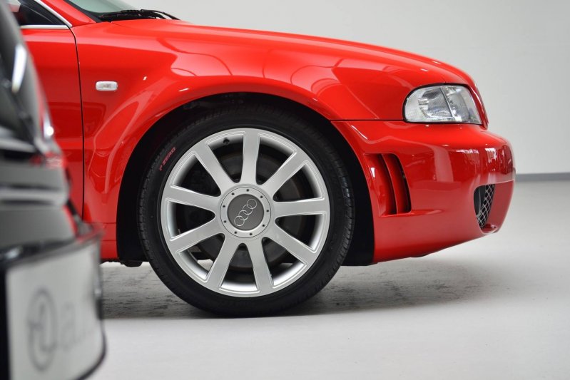 Новенькая Audi RS4 2001 года за 100 тысяч евро