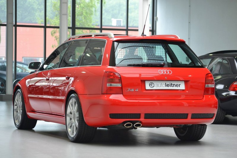  Этот тюнингованный Audi RS4 Avant (B5) 2001 года выпуска предлагается нидерландским дилером Auto Leitner за € 99 500 (6 970 720 рублей).