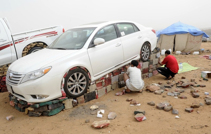 Зачем саудовская молодежь обкладывает камнями машины
