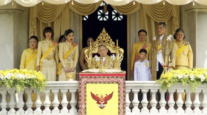 63-летний наследный принц Таиланда шокировал баварцев своим нарядом