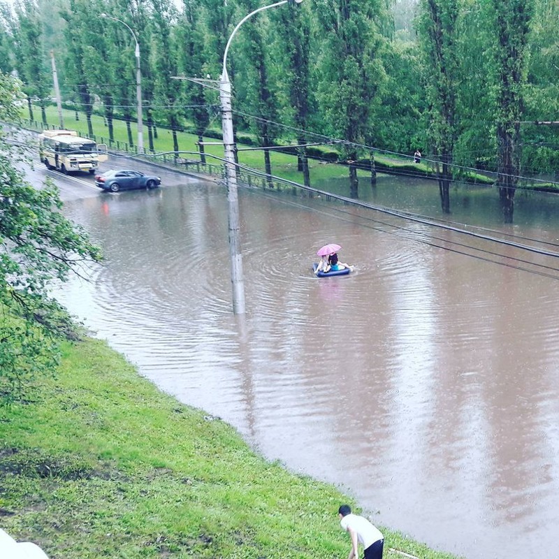 Ливень затопил Липецк: жители плавали по городу кролем и на матрасах
