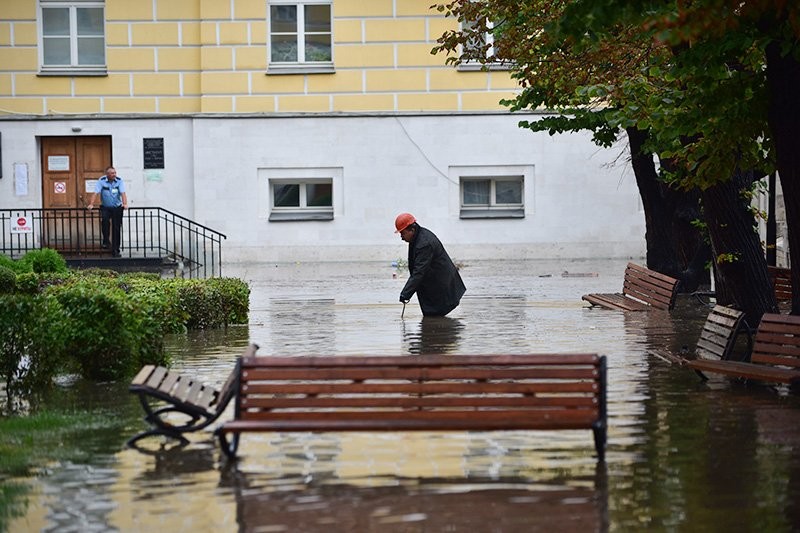 Сон затопление. Наводнение в Москве. Ливень в Москве. Потоп в Москве. Яуза разлилась.