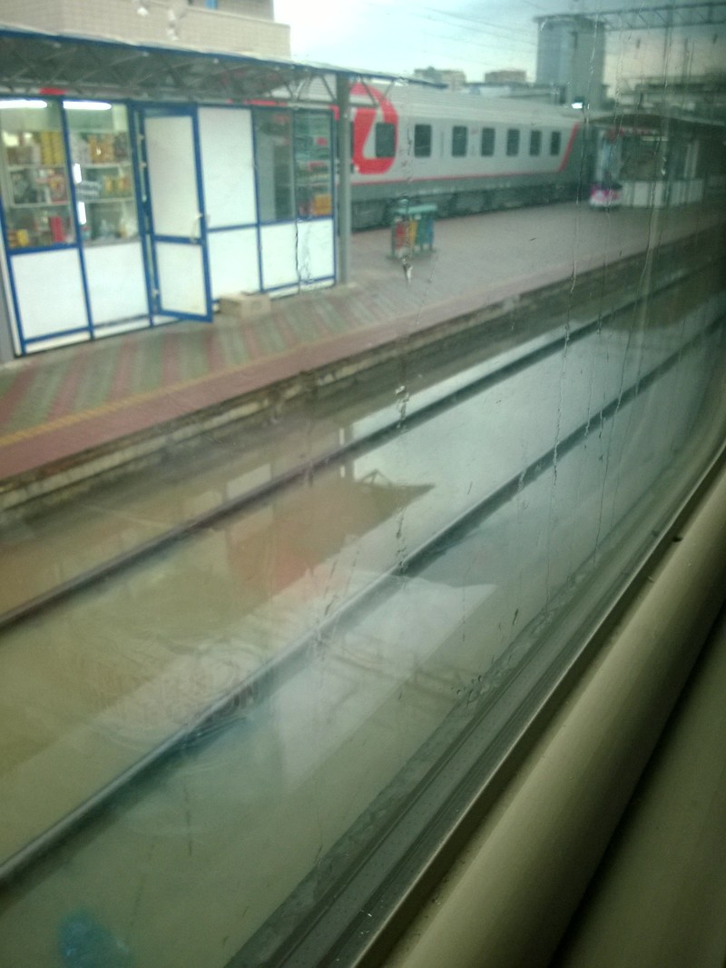 Поезд чуть задержался. В Ростове был жуткий ливень, затопило пути.
