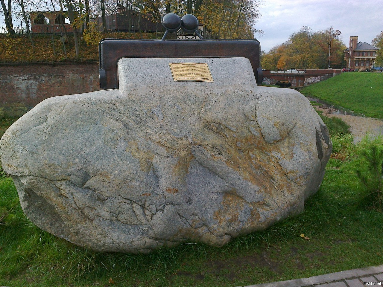 Памятник кошельку