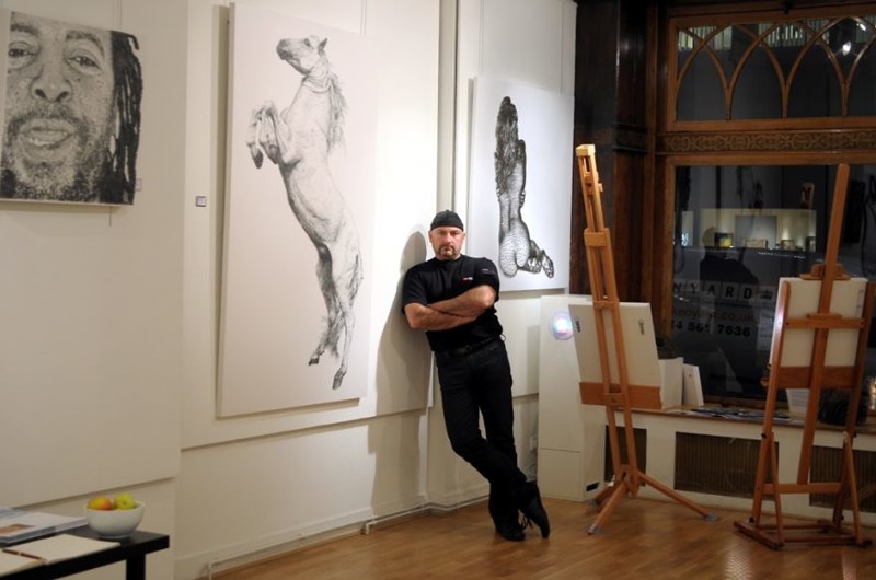Художник творит гиперреалистичные изображения человеческих тел из... гвоздей
