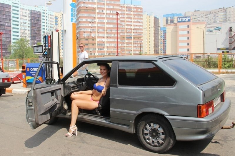  Было немало и одиноких девушек на шикарных автомобилях))