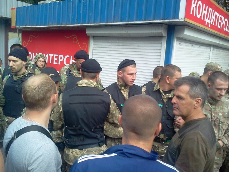 Бойцы "Днепр-1" избили предпринимателей, которые покупали им каски и бронежилеты