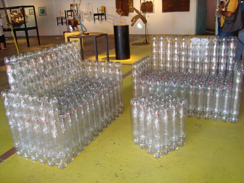 Но на самом деле потенциал пластиковых бутылок намного больше. Вот, например, полноценная мебель.