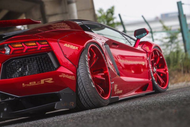 Очень красный родстер Lamborghini Aventador Liberty Walk