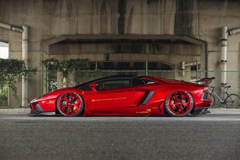Очень красный родстер Lamborghini Aventador Liberty Walk