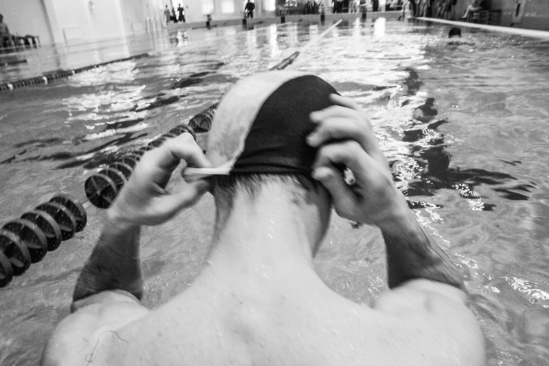 Сергей участвует в районных соревнованиях по плаванию среди слабовидящих: