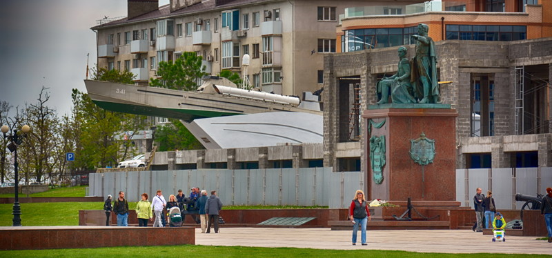 Памятник основателям города, сразу за ним - Торпедный катер.