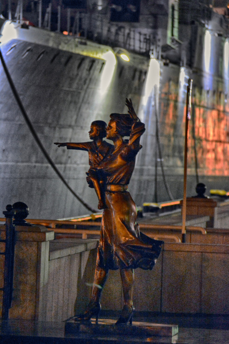 Памятник женам моряков.