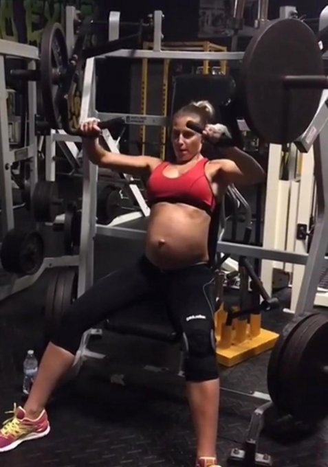 Весь интернет обсуждает перекачанный пресс и штангу в руках беременной фитнес-леди