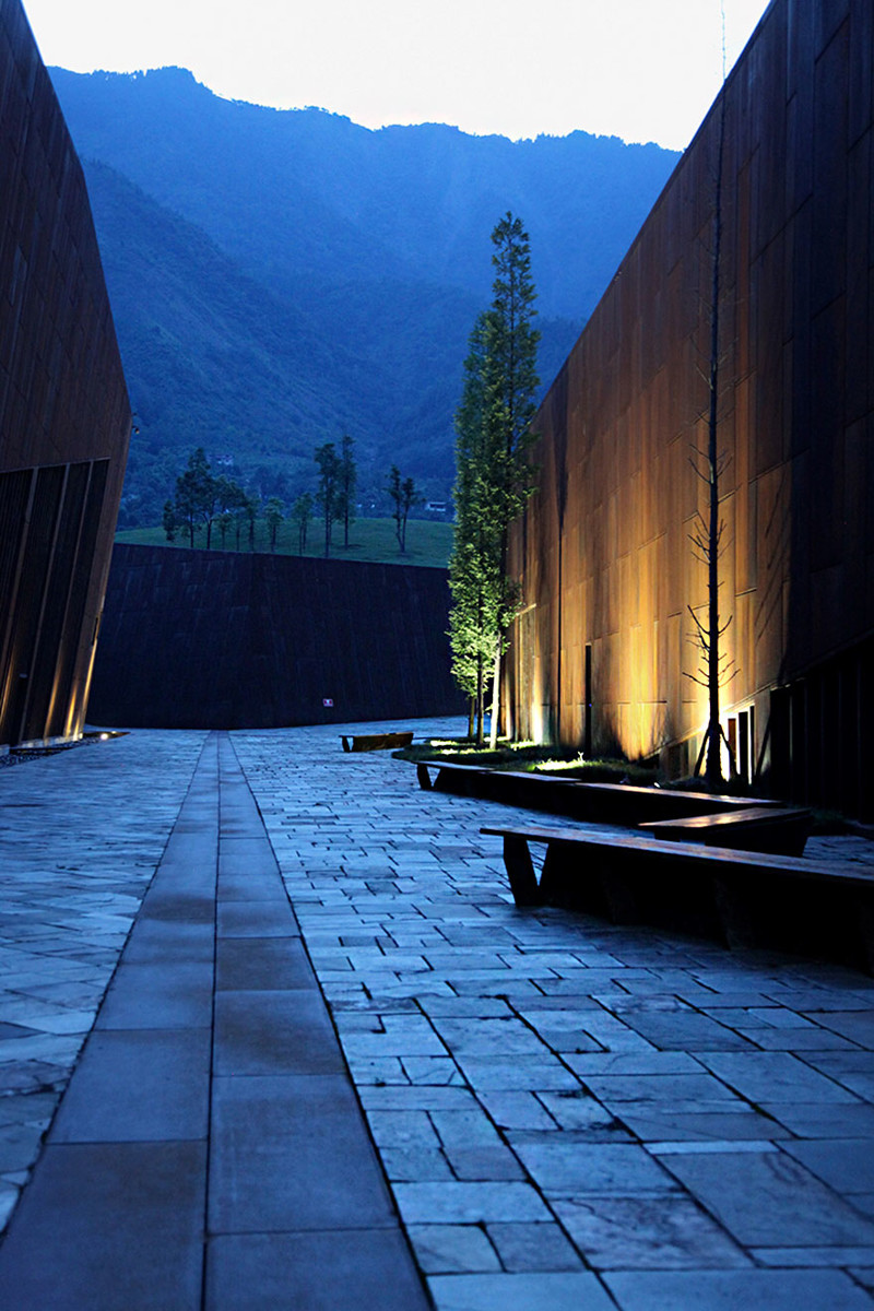 Гигантский мемориал в память жертв землетрясения потрясает до глубины души