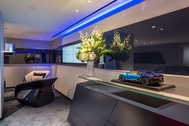 Элитный шоурум Bugatti в Лондоне, где клиенты могут посидеть в карбоновых креслах