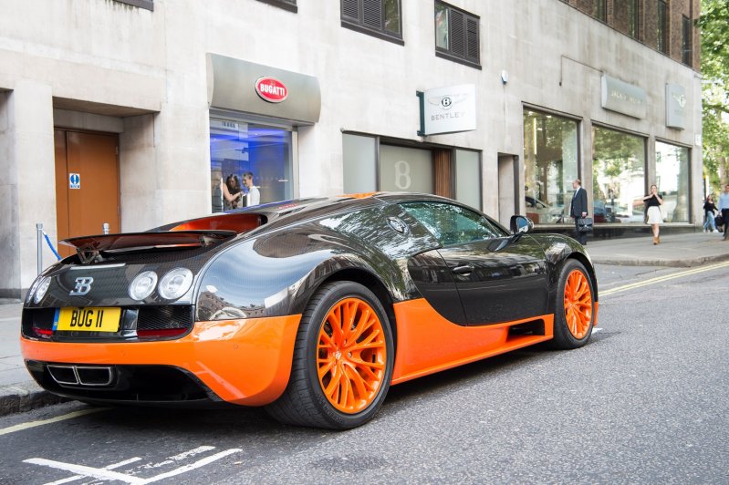 Элитный шоурум Bugatti в Лондоне, где клиенты могут посидеть в карбоновых креслах