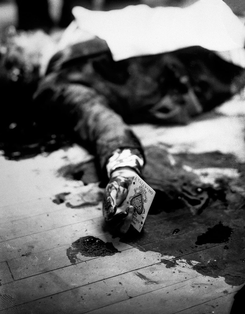 Убитый мафиози Джо Массерия на полу ресторана в Бруклине с пиковым тузом в руке