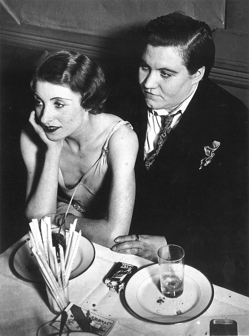 Лесбийская пара в ночном клубе Le Monocle, Париж, 1932 год