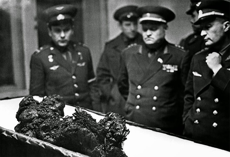 Останки космонавта Владимира Комарова, человека, упавшего из космоса, 1967 год