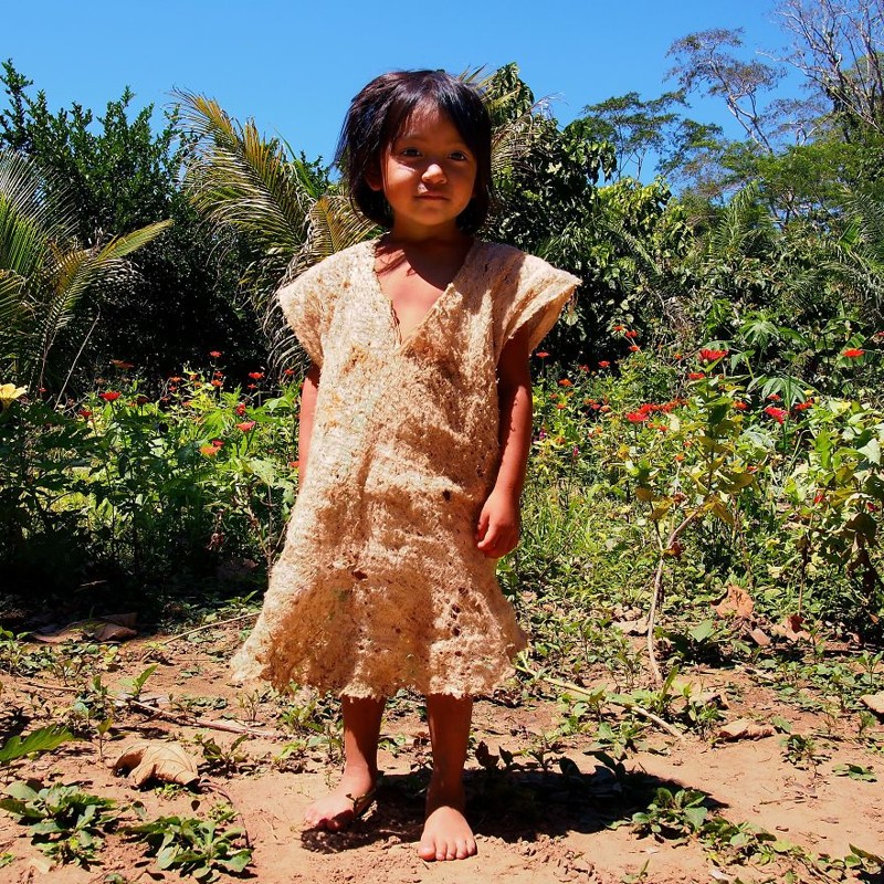 Кори, столь необычайо похожая на ребенка из первобытного племени. Пуэрто Малдонадо, Перу
