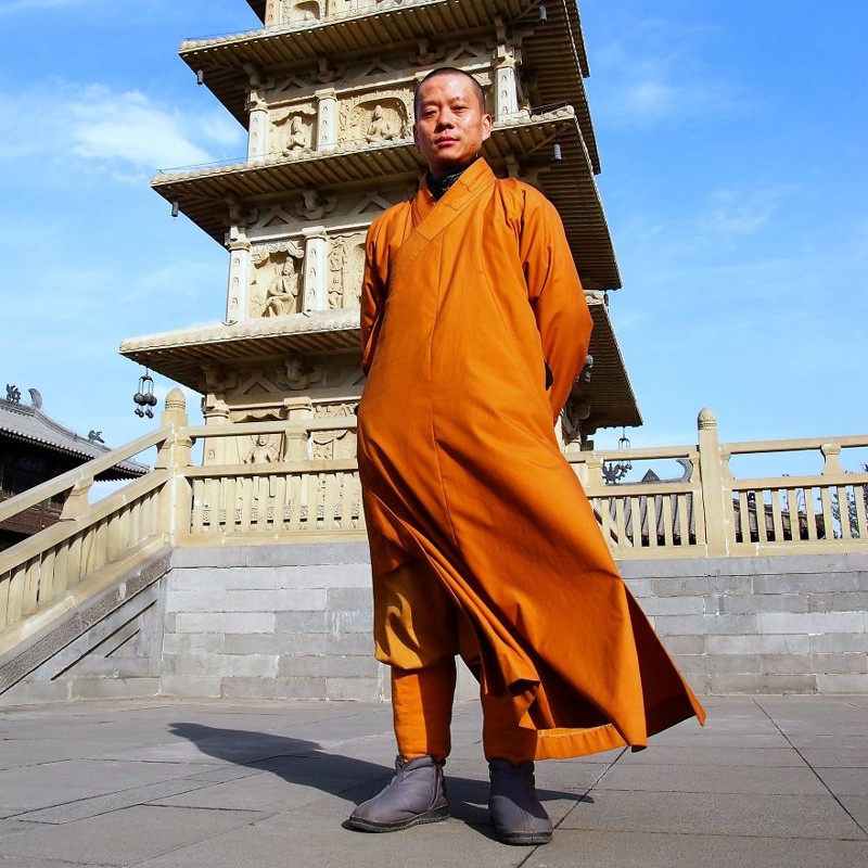 Вуи Бинг, буддистский монах и страж храма. Пещеры Юньнань, Китай