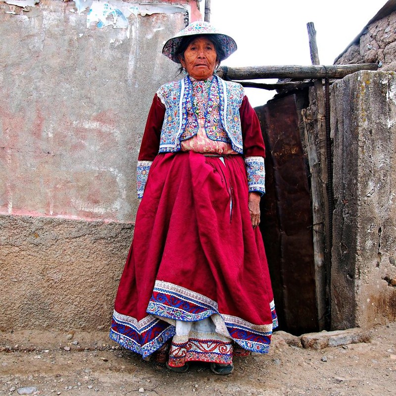 Крестьянка Мария в повседневной одежде. Пинчолло, каньон Колка, Перу