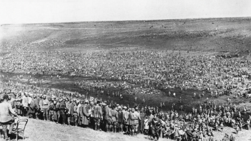 Тысячи советских военнопленных в чистом поле на оккупированных восточных территориях, август 1942 г.