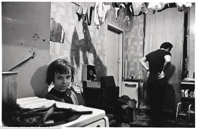 Глазго, 1970. Семья живет в помещении, которое протекает, в комнате лужи дождевой воды. Полчища крыс, один раз насчитали 16 штук