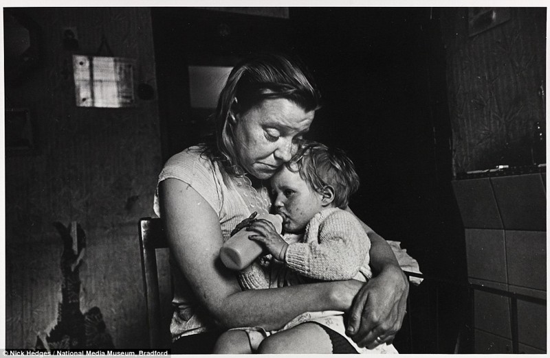 Шеффилд, 1969. Женщина и её пятеро детей живут в дома без электричества, газа, горячей воды и удобств. Еду она готовила в камине