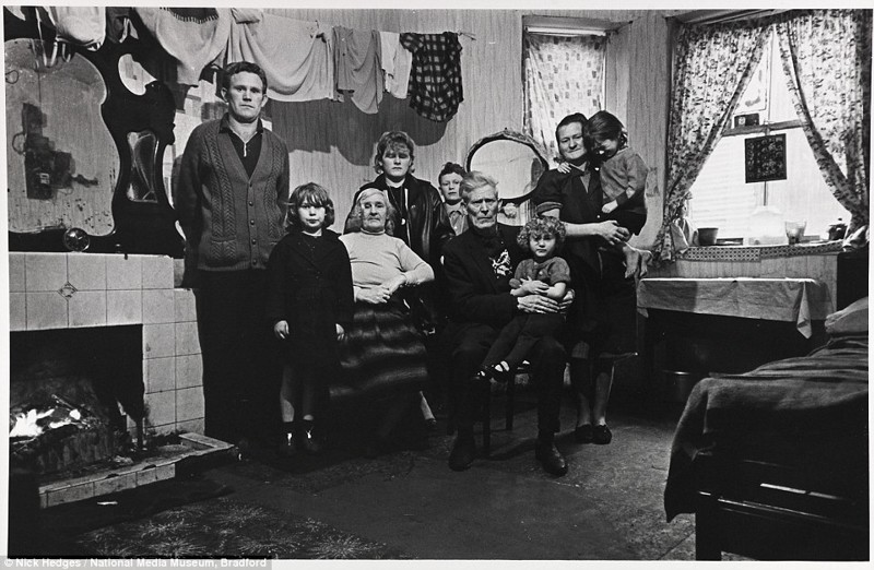 Ливерпуль, 1969. три поколения семьи живут в одной снимаемой полуподвальной комнате.