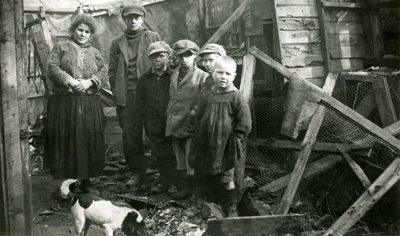 Нордвикерхоут, Нидерланды в 1936 году семью с одиннадцатью детьми выгнали из дома из-за его ветхого состояния. Они нашли нашли приют в старом сарае с протекающей крышей