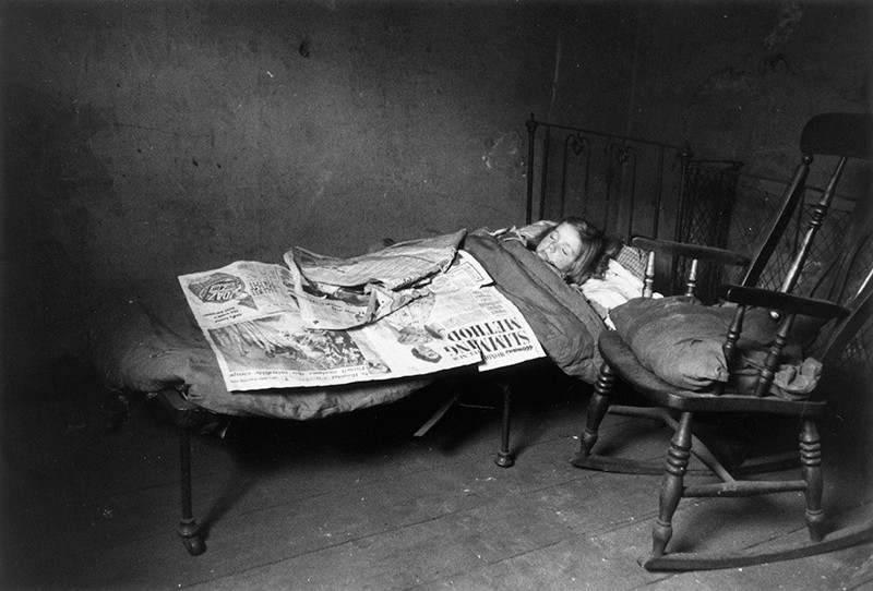 1956 год. Ребенок спит в ливерпульских трущобах. 88 тысяч таких домов считались непригодными для проживания.