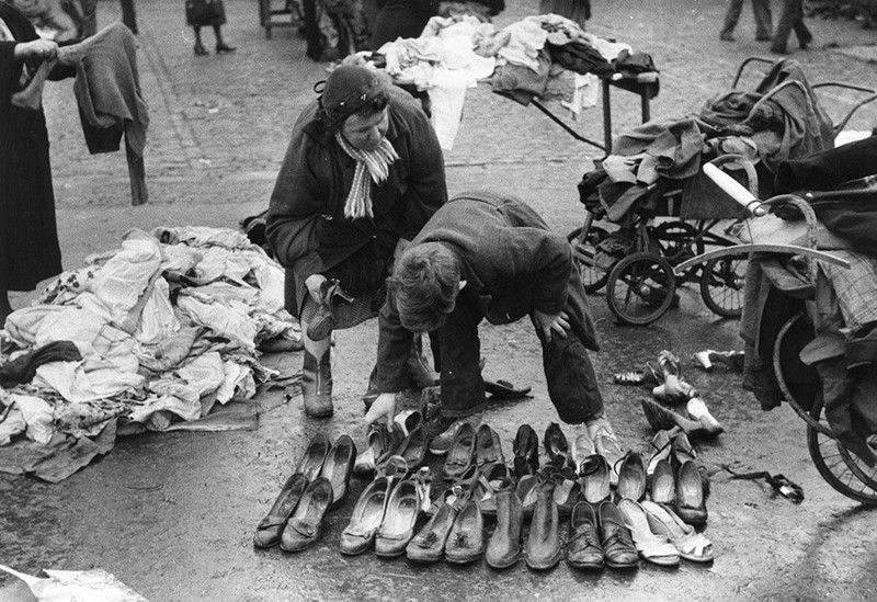 1957 год. Торговля ношеной обувью на улице Ливерпуля.