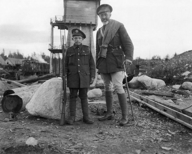 «Сын полка». «Сын» русский, полк английский.  Железнодорожная станция Медвежья Гора (1919 год).