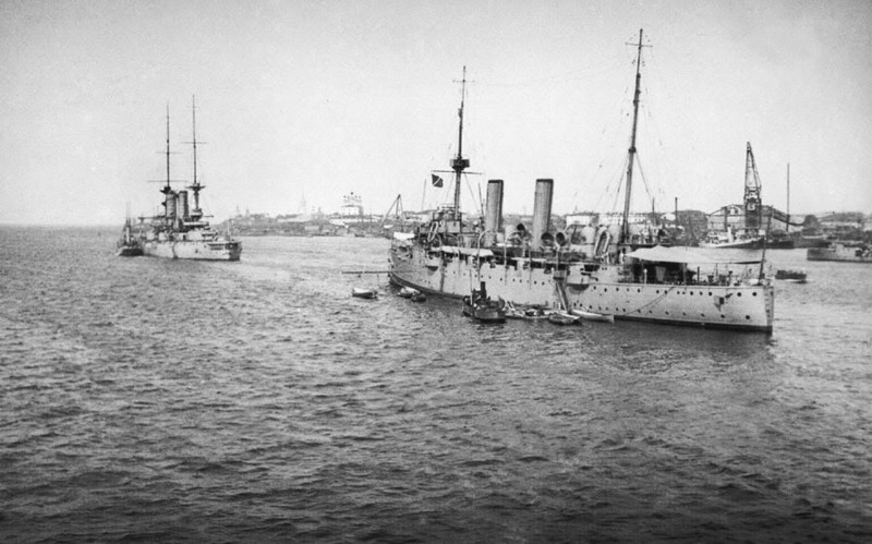  Линкор «Чесма» и английский крейсер «Тезеус» на рейде Северной Двины (1919 год).