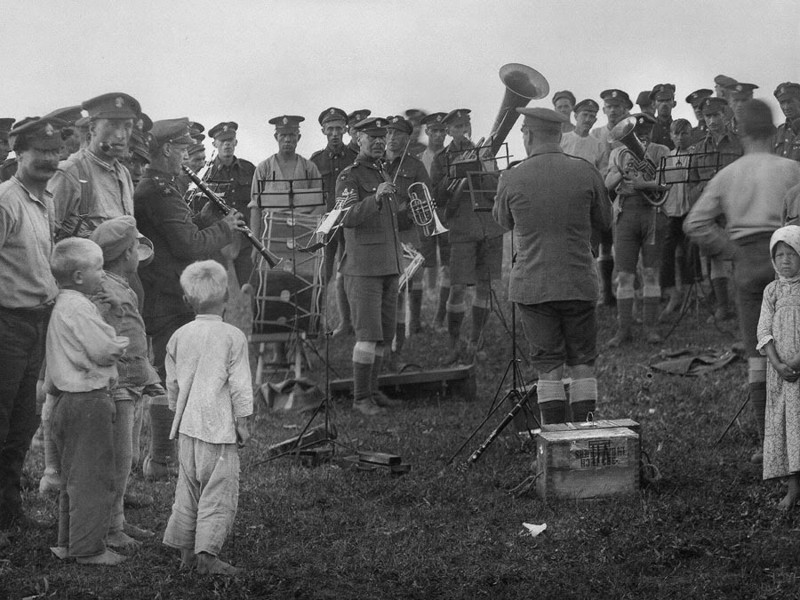 Сводный оркестр 45 и 46 батальонов Королевских фузилеров выступает перед крестьянами села Троица (1919 год).