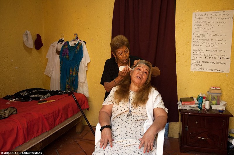 Хуанита красит волосы в своем новом доме, где она в безопасности от уличного беспредела.
